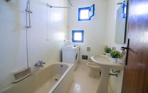 Elena'S House in Otranto: Badezimmer, Armatur, Flooring, Fussboden, Bad Sink, Sinken, Zapfhahn, Installation, Interior Design, Toilette