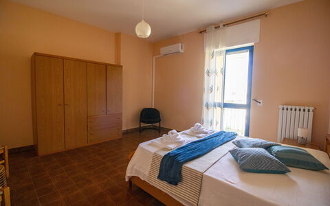 Elena'S House in Otranto: Möbel, Fussboden, Flooring, Interior Design, Schlafzimmer, Bett, Holz, Bettdecke, Decke, Zimmer