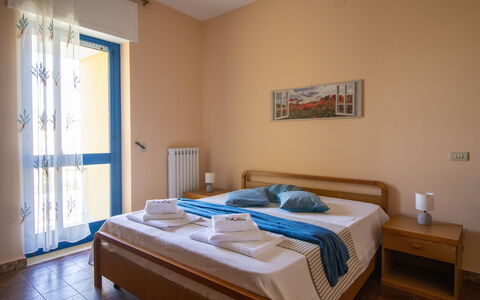 Elena'S House in Otranto: Wohnung, Stuhl, Holzbeize, Hotel, Balkon, Zimmerpflanze