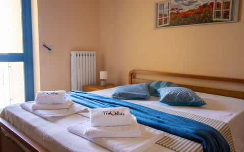 Elena'S House in Otranto: Holz, Möbel, Stuhl, Holzbeize, Hartholz, Schlafzimmer, Hotel, Bett, Bettrahmen