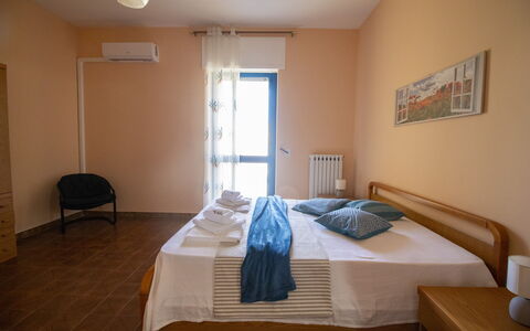 Elena'S House in Otranto: Möbel, Interior Design, Bett, Schlafzimmer, Fussboden, Flooring, Holz, Bettdecke, Zimmer, Bedding