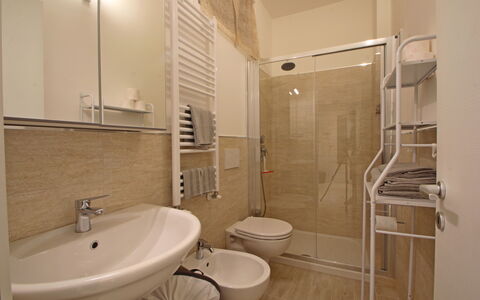 Il Centro: Interior Design, Flooring, Fussboden, Zimmer, Decke, Wohnung, Stuhl, Toilette, Sinken, Armatur