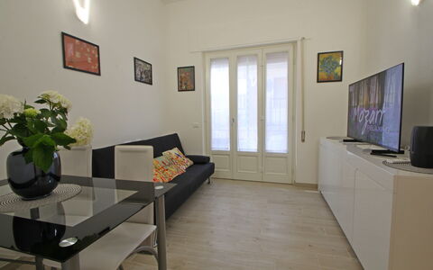 Il Centro: Möbel, Flooring, Interior Design, Fussboden, Holz, Couch, Zimmer, Wohnzimmer, Beleuchtung, Zuhause