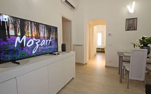 Il Centro: Interior Design, Flooring, Fussboden, Elektronisches Gerät, Zimmer, Fernsehgerät, Wohnzimmer, Fernsehen, Wohnung, Decke
