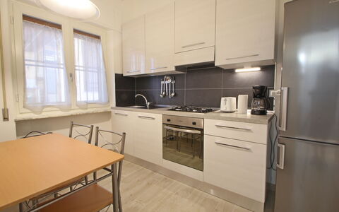 Il Centro: Küchengerät, Küche, Major Appliance, Countertop, Cabinetry, Flooring, Holz, Möbel, Interior Design, Fussboden