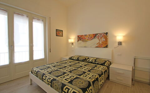 Il Centro: Schlafzimmer, Bett, Interior Design, Bettdecke, Fussboden, Bedding, Bettrahmen, Möbel, Decke, Flooring