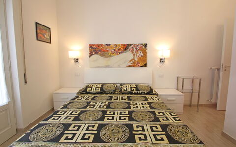 Il Centro: Interior Design, Schlafzimmer, Fussboden, Holz, Flooring, Bett, Bettdecke, Möbel, Bedding, Zimmer