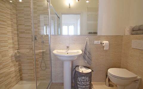Il Centro: Badezimmer, Flooring, Fussboden, Armatur, Bad Sink, Interior Design, Sinken, Toilette, Zapfhahn, Installation
