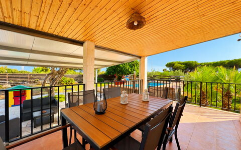 Villa Andrea: Möbel, Veranda, Fussboden, Gartenmöbel, Schatten, Holzbeize, Deck, Stuhl, Tisch Im Freien, Balkon
