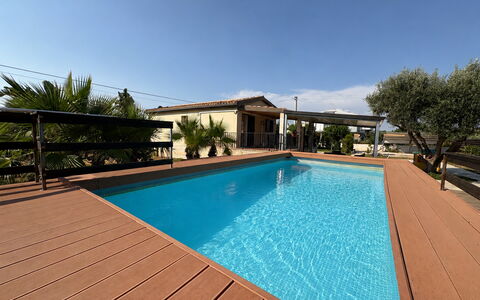 Villa Andrea: Schwimmbad, Resort, Schatten, Eco Hotel, Holzbeize, Deck, Hartholz, Gartenmöbel, Hotel