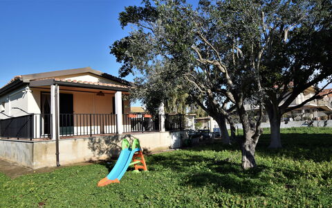 Villa Andrea: Baum, Schatten, Estate, Rasen, Garten, Landscaping, Hinterhof, Outdoor Struktur, Hazienda, Zaun