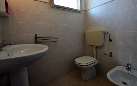 Villa Andrea: Armatur, Badezimmer, Flooring, Toilleten Sitz, Bad Sink, Sinken, Fussboden, Toilette, Installation, Zapfhahn