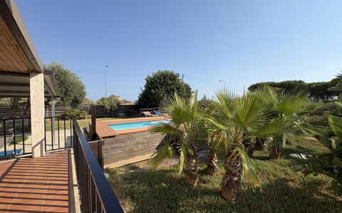 Villa Andrea: Schwimmbad, Wohngebiet, Resort, Schatten, Verbundwerkstoff, Eco Hotel, Hazienda, Estate, Landscaping