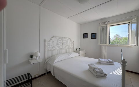 Villa Andrea: Fussboden, Flooring, Zuhause, Schlafzimmer, Bett, Möbel, Wohnung, Bedding, Decke, Bettrahmen
