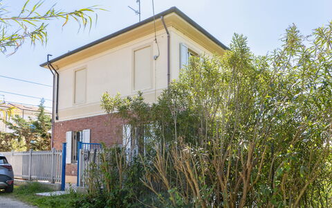 Casale Oleandro Marino: Gebäude, Wohngebiet, Haus, Zuhause, Strauch, Menschliche Siedlung, Vorort, Estate, Auffahrt, Freileitungsbau