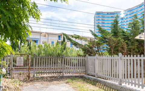 Casale Oleandro Marino: Wohngebiet, Zaun, Wohnung, Eigentumswohnung, Home Fechten, Lattenzaun, Garten, Schatten, Landscaping, Balkon