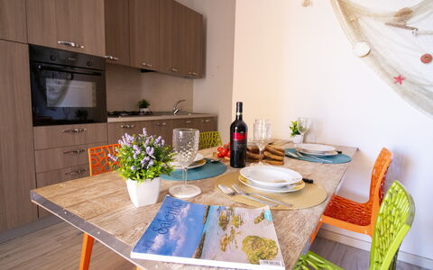 Mediterranea'S House Otranto: Möbel, Interior Design, Flooring, Holz, Fussboden, Zimmer, Textil, Beleuchtung, Tabelle, Esszimmer