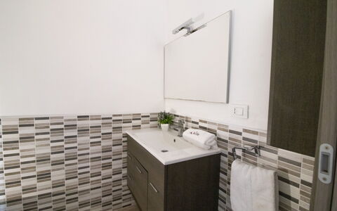 Mediterranea'S House Otranto: Interior Design, Flooring, Armatur, Bad Sink, Fussboden, Sinken, Badezimmer, Countertop, Installation, Badezimmerschrank