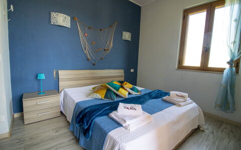 Mediterranea'S House Otranto: Möbel, Fussboden, Flooring, Holz, Interior Design, Textil, Schlafzimmer, Zimmer, Bett, Linens