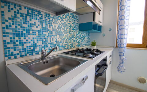 Mediterranea'S House Otranto: Küche, Flooring, Interior Design, Fussboden, Countertop, Spüle, Major Appliance, Armatur, Zapfhahn, Zimmer