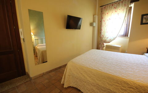 Residence Borgodamare: Bett, Schlafzimmer, Fussboden, Flooring, Holz, Bettdecke, Interior Design, Bedding, Decke, Möbel