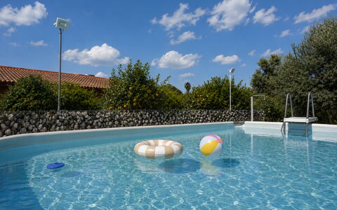 Villa Mameli: Blau, Schwimmbad, Gartenmöbel, Verbundwerkstoff, Resort, Freizeit, Schatten, Eco Hotel, Regenschirm, Water Feature
