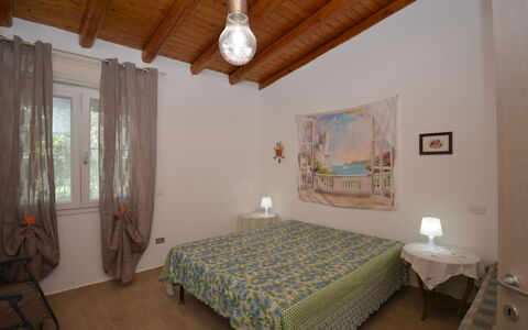 Villa Mameli: Möbel, Interior Design, Bett, Schlafzimmer, Wand, Fussboden, Flooring, Bettdecke, Holz, Zimmer