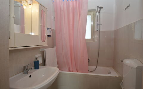 Villa Mameli: Badezimmer, Armatur, Bad Sink, Interior Design, Sinken, Zapfhahn, Flooring, Fussboden, Installation, Badewanne