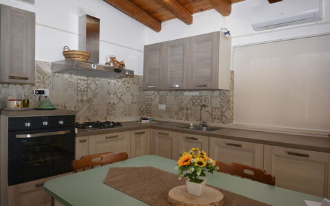 Villa Mameli: Küche, Countertop, Interior Design, Küchengerät, Holz, Möbel, Major Appliance, Flooring, Cabinetry, Spüle