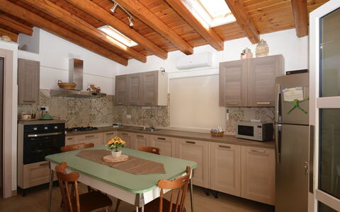 Villa Mameli: Möbel, Küche, Interior Design, Flooring, Countertop, Holz, Cabinetry, Küchengerät, Decke, Stuhl