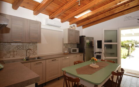 Villa Mameli: Möbel, Interior Design, Flooring, Holz, Decke, Countertop, Küche, Fussboden, Stuhl, Beleuchtung