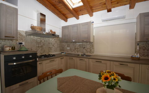 Villa Mameli: Küche, Countertop, Interior Design, Küchengerät, Holz, Flooring, Spüle, Cabinetry, Major Appliance, Möbel
