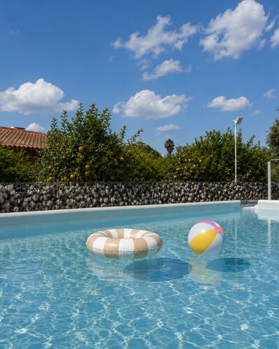 Villa Mameli: Blau, Schwimmbad, Gartenmöbel, Verbundwerkstoff, Resort, Freizeit, Schatten, Eco Hotel, Regenschirm, Water Feature