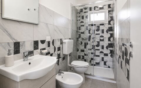 Villa Giugiola: Flooring, Fussboden, Armatur, Interior Design, Badezimmer, Toilette, Sinken, Installation, Fliese, Zapfhahn