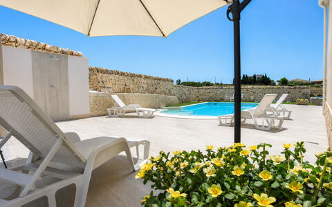 Villa Giugiola: Schwimmbad, Gartenmöbel, Resort, Hotel, Villa, Ferienort