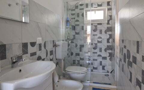 Villa Giugiola: Flooring, Fussboden, Armatur, Interior Design, Badezimmer, Bad Sink, Sinken, Installation, Zapfhahn, Fliese