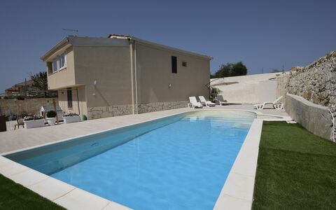 Villa Giugiola: Schwimmbad, Wohngebiet, Verbundwerkstoff, Resort, Beton, Schatten, Estate, Gartenmöbel, Hotel, Water Feature