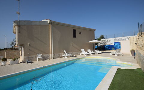Villa Giugiola: Schwimmbad, Verbundwerkstoff, Resort, Gartenmöbel, Schatten, Hotel, Stuhl, Thermae, Sonnenliege