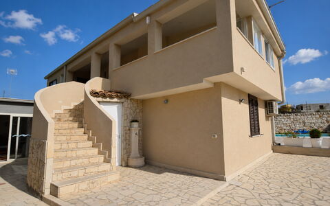 Villa Giugiola: Zuhause, Tür, Wohnung, Beton, Schatten, Balkon, Estate, Gips, Home Door
