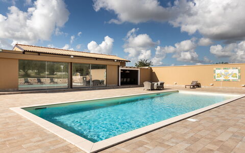 Villa Meti: Schwimmbad, Flooring, Resort, Fussboden, Verbundwerkstoff, Water Feature, Schatten, Fliese, Eco Hotel, Freizeit