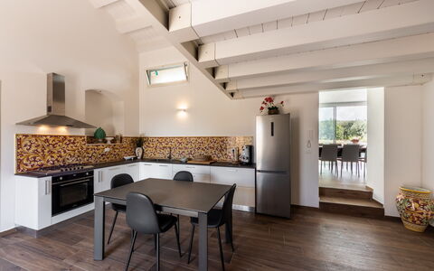 Villa Meti: Möbel, Interior Design, Flooring, Fussboden, Holz, Decke, Küche, Zimmer, Beleuchtung, Countertop