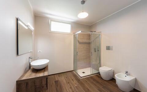 Villa Meti: Flooring, Fussboden, Wand, Interior Design, Badezimmer, Armatur, Decke, Zimmer, Installation, Zuhause