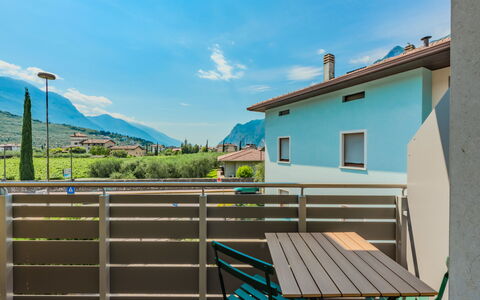 Riva Olive: Wohnung, Balkon, Stuhl, Gartenmöbel, Hotel, Zimmerpflanze
