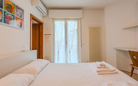 Riva Olive: Wohnung, Bett, Schlafzimmer, Bedding, Balkon, Bettdecke, Hotel, Bettrahmen