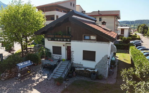 House Angy: Haus, Wohngebiet, Zuhause, Hütte, Dach, Estate, Vorort, Balkon, Auffahrt, Garten