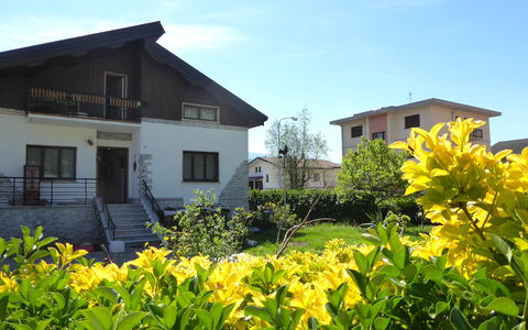 House Angy: Gebäude, Haus, Wohngebiet, Strauch, Zuhause, Hütte, Garten, Estate, Vorort, Rasen