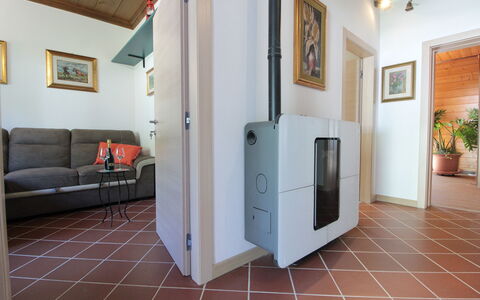 House Angy: Flooring, Fussboden, Haushaltsgerät, Zimmer, Maschine, Zimmerpflanze, Holzbeize, Major Appliance, Fliese, Holzboden