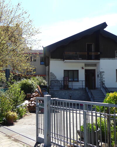 House Angy: Gebäude, Wohngebiet, Haus, Nachbarschaft, Strauch, Zuhause, Menschliche Siedlung, Hütte, Vorort