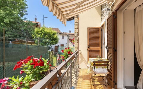 La Casetta di Lulù: Balkon, Tür, Blumentopf, Wohnung, Zimmerpflanze, Markise, Baluster, Fahrrad, Veranda