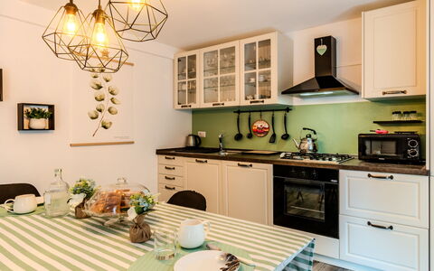 La Casetta di Lulù: Möbel, Interior Design, Küche, Countertop, Light Fixture, Holz, Flooring, Decke, Zimmer, Küchengerät